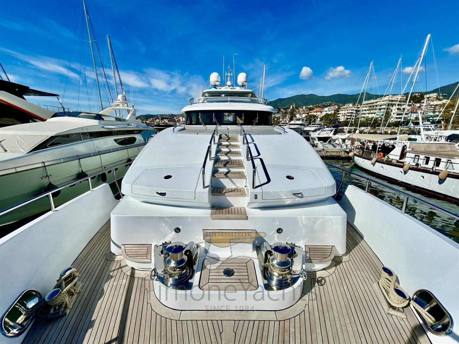 benetti Delfino 93'