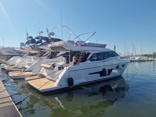 Ferretti yachts 500