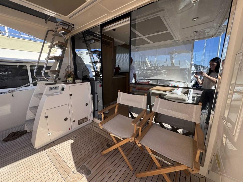 cayman yachts F520