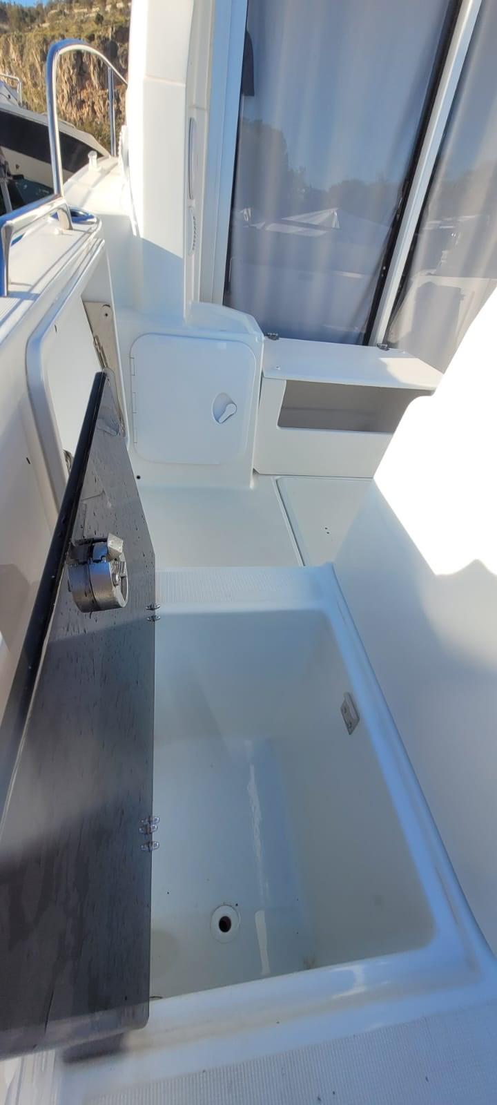 beneteau Antares 7 fishing