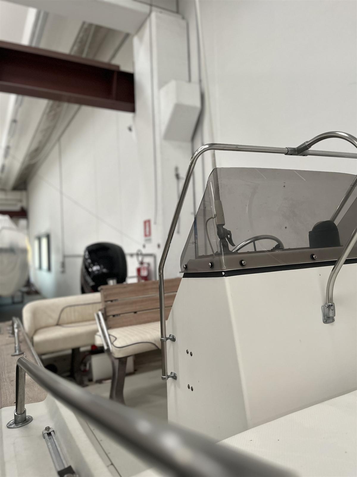 boston whaler Outrage 18