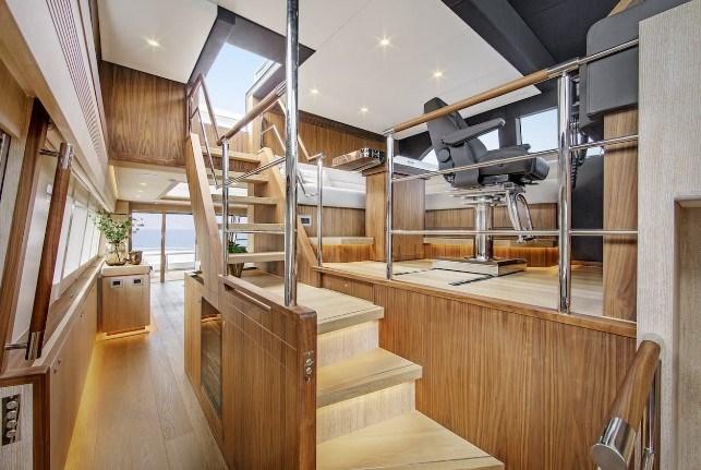 van der valk Van der valk raised pilothhouse