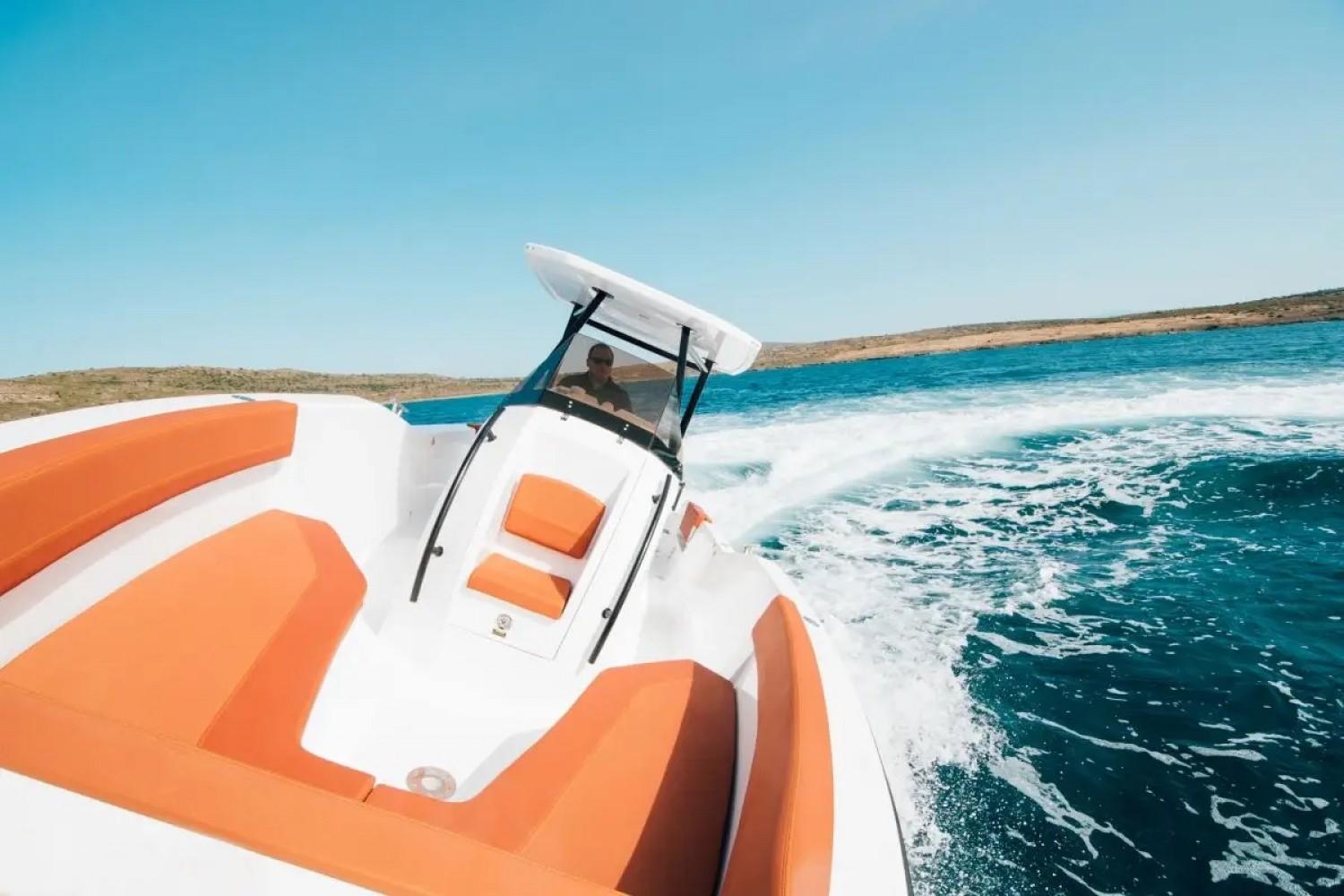 dromeas yachts D28 center console
