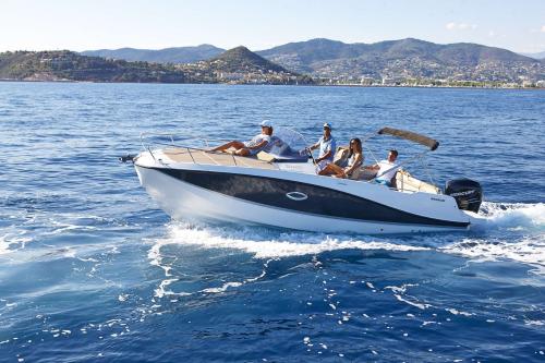 Quicksilver activ 755 sundeck