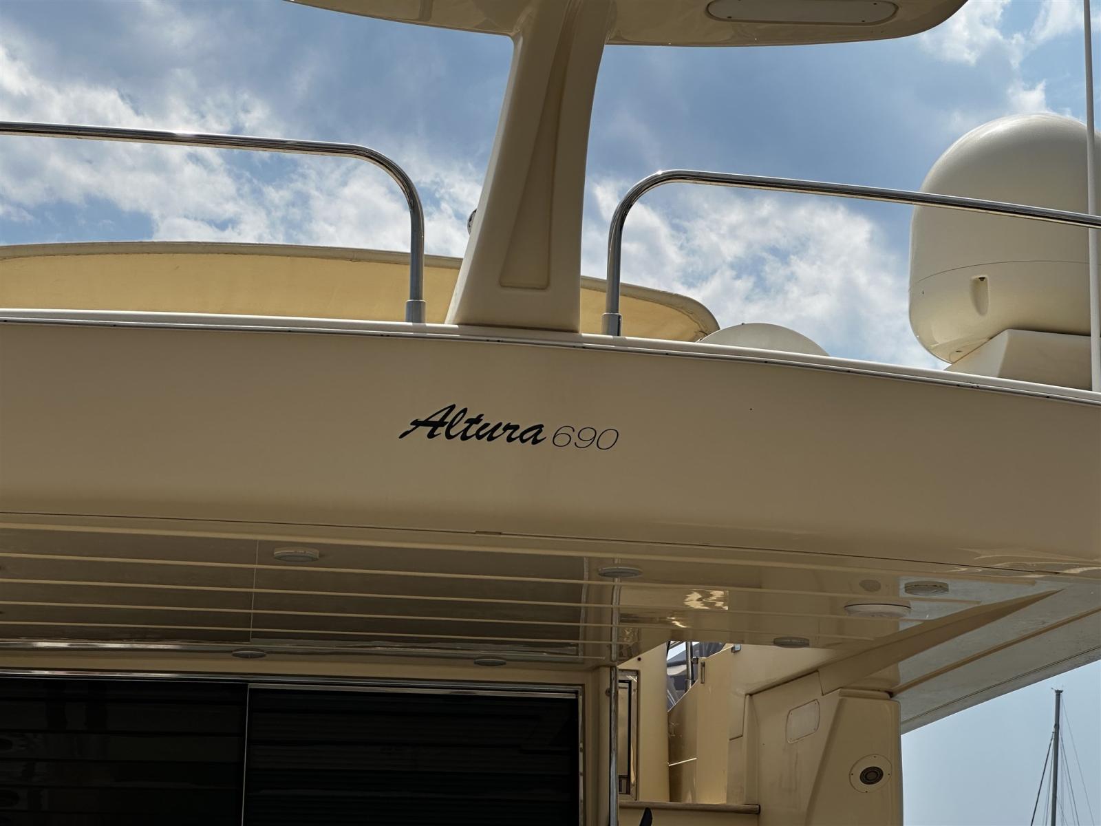 ferretti yachts Altura 690