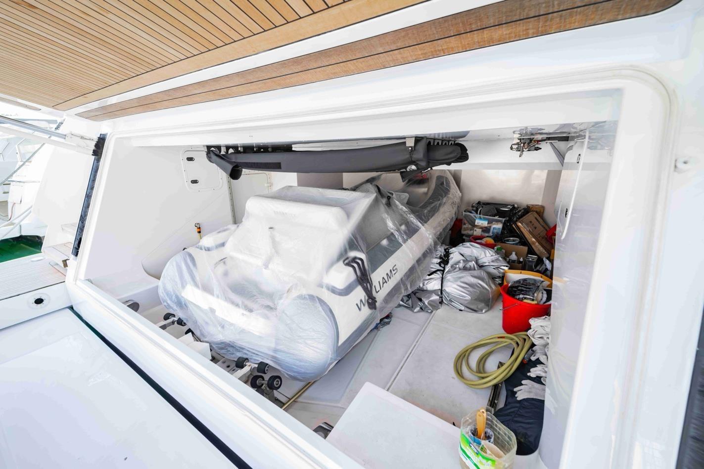 custom line Navetta 30