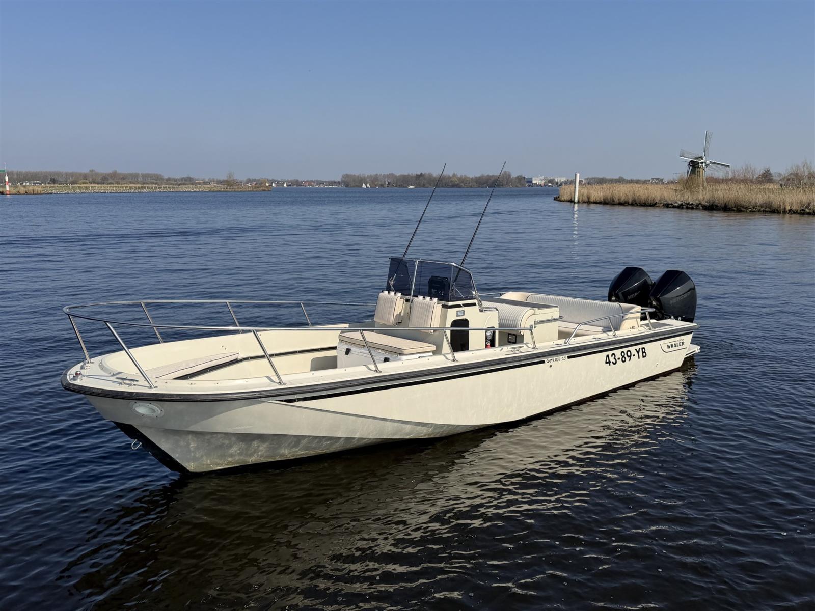 boston whaler Outrage 25