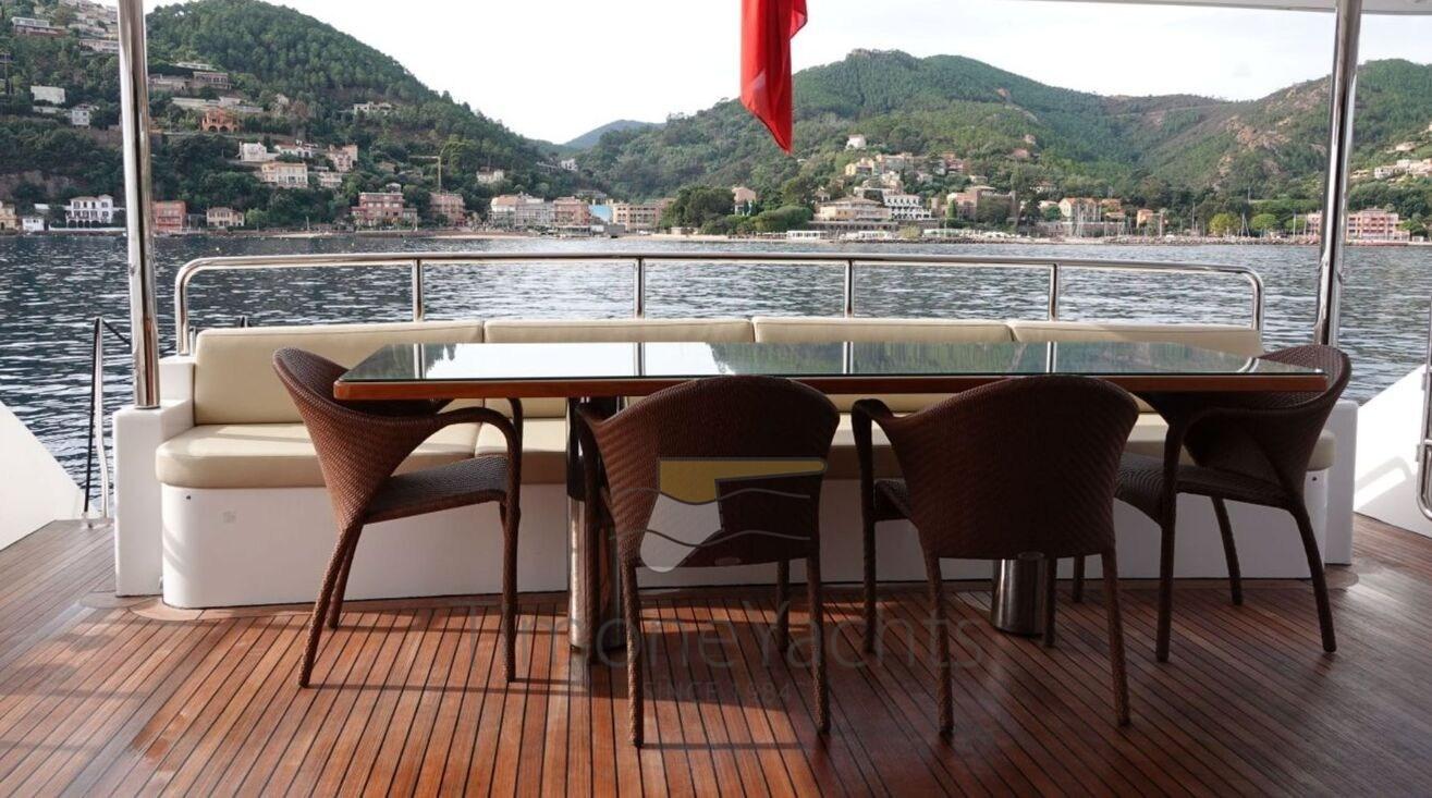 benetti Delfino 93'