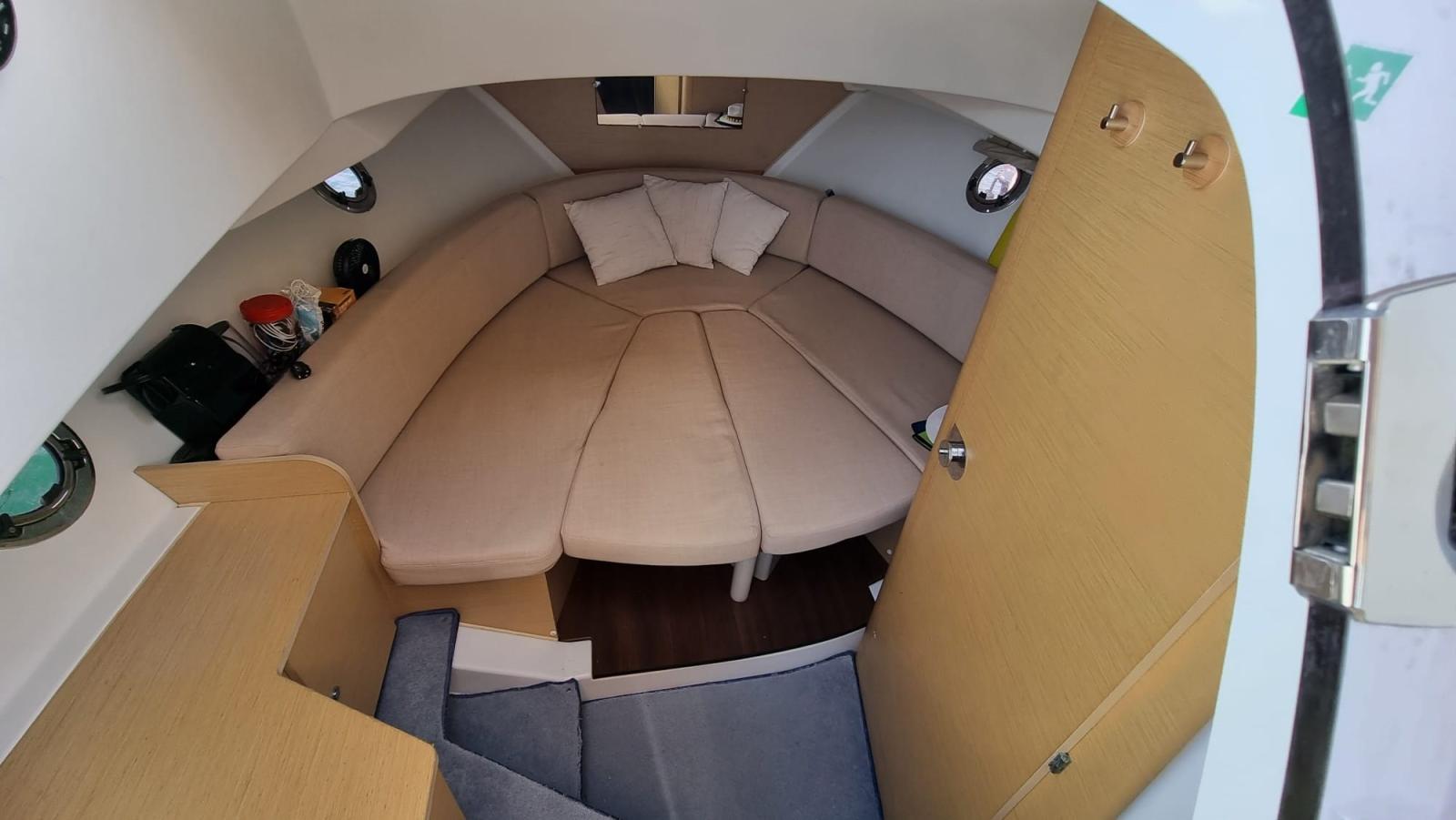 beneteau Flyer 850 sun deck