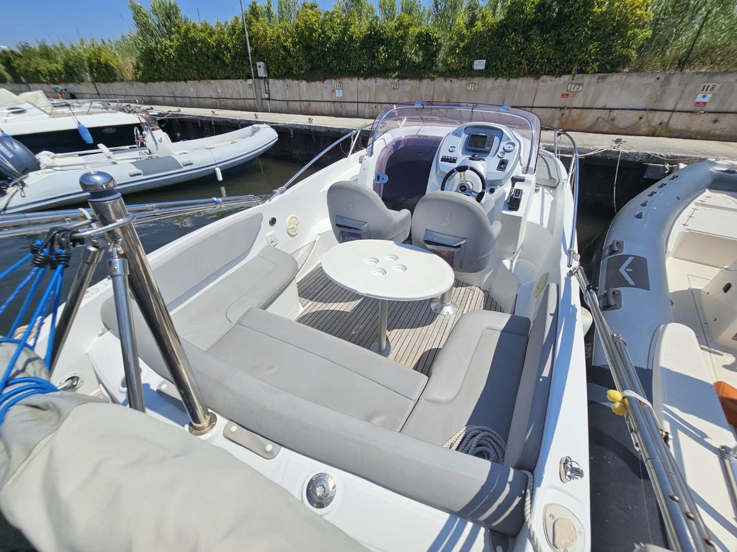 beneteau Flyer 750 sun deck