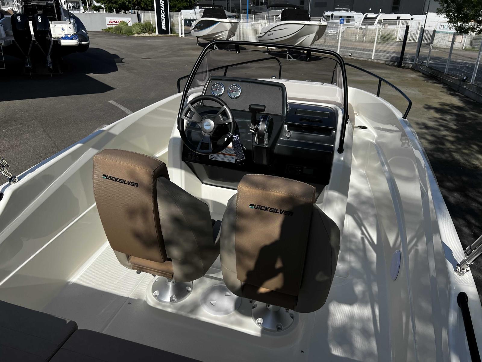 quicksilver Activ 555 open