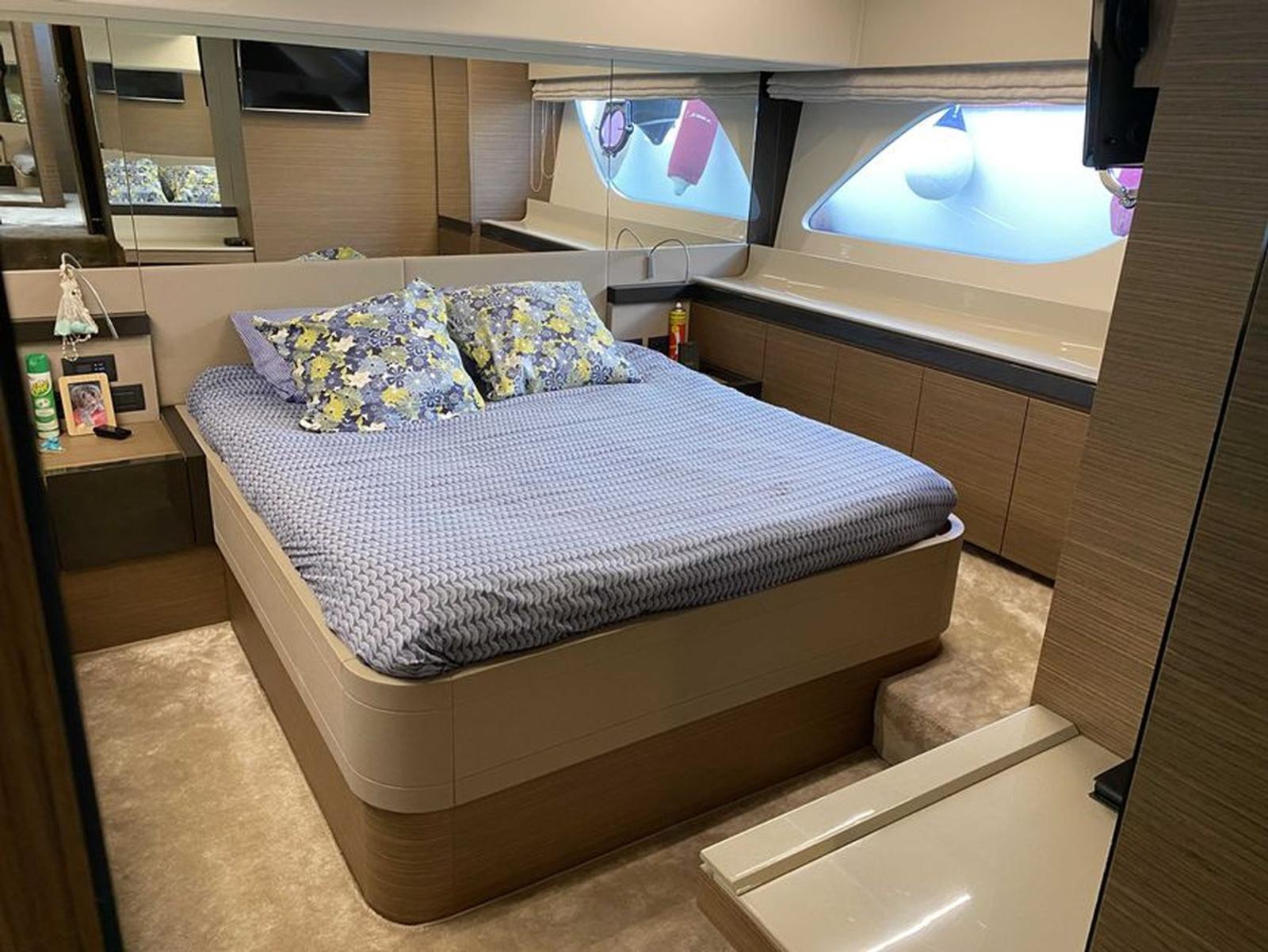 ferretti yachts 550