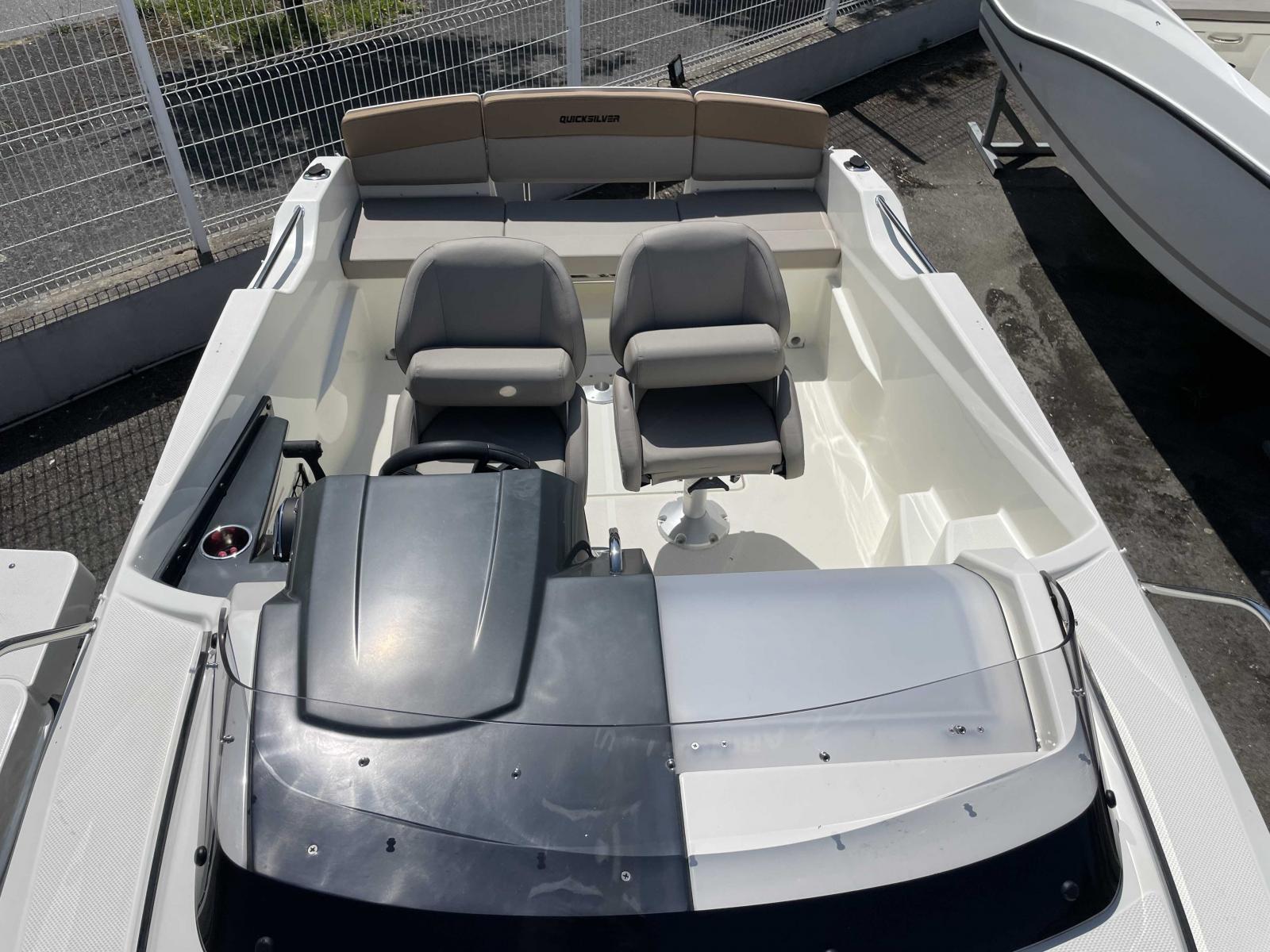 quicksilver Activ 555 cabin