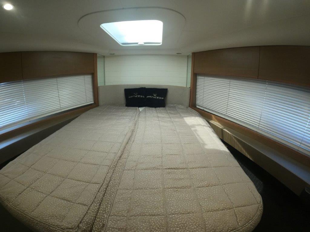 princess yachts V 48 deck saloon (3. Cabin layout)