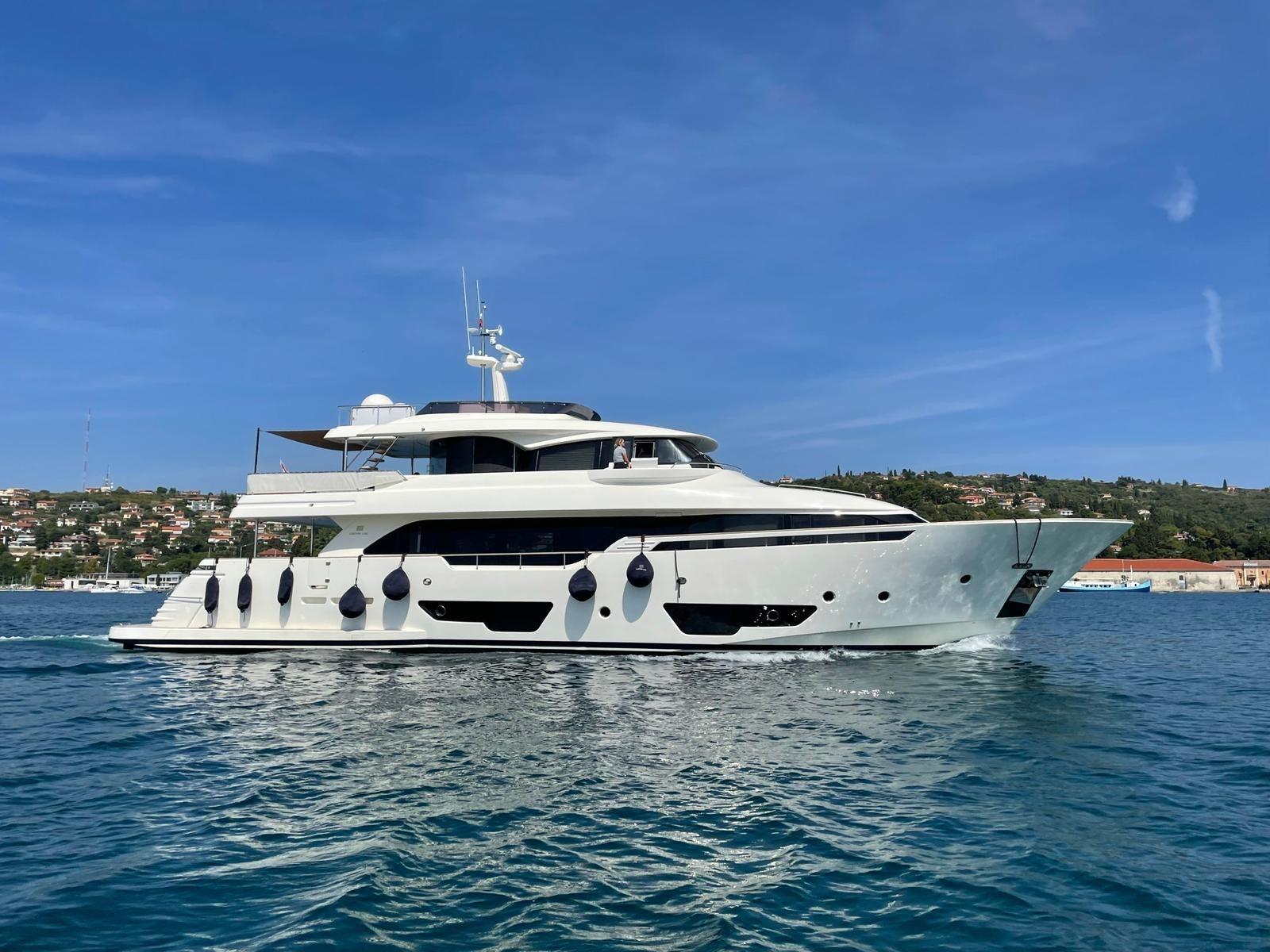 custom line Navetta 28