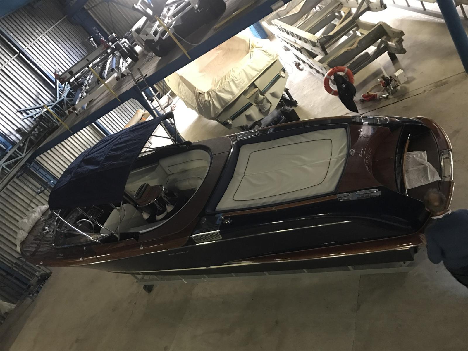 riva 33 aquariva
