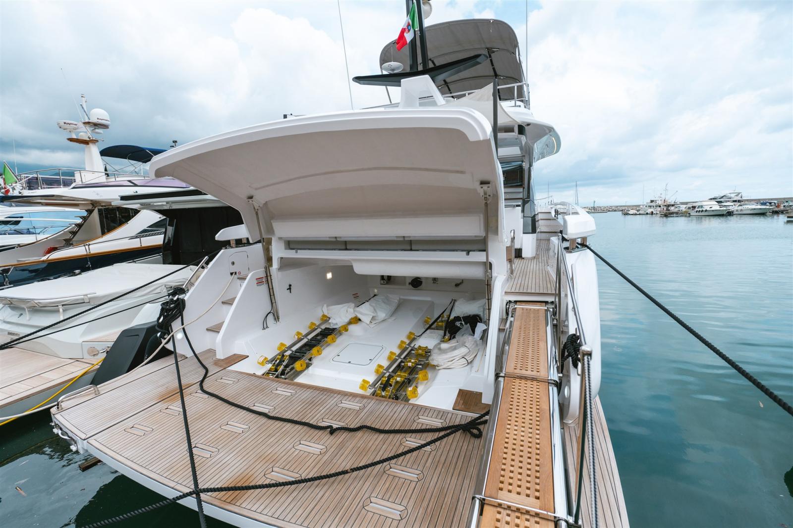 azimut S7 new decor moon