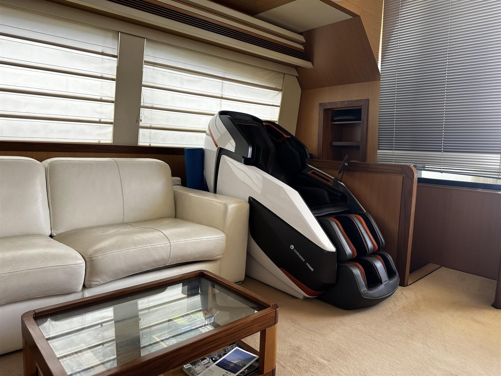 ferretti yachts Altura 690