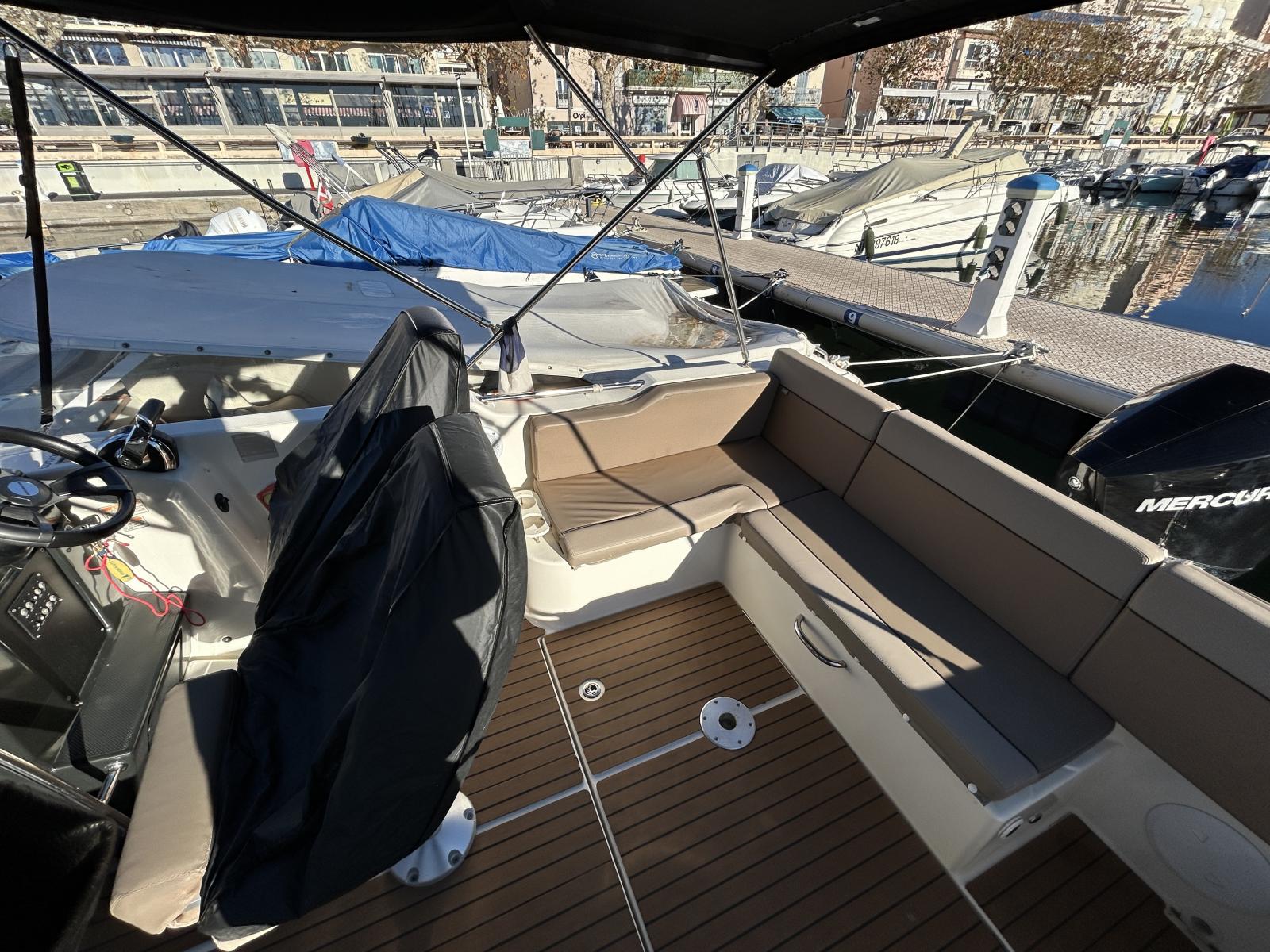 quicksilver Activ 755 sundeck