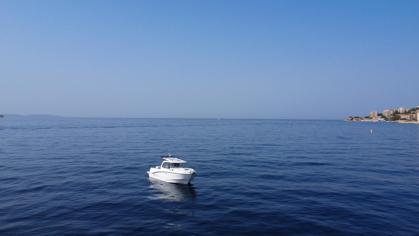 beneteau Antares 8 fishing