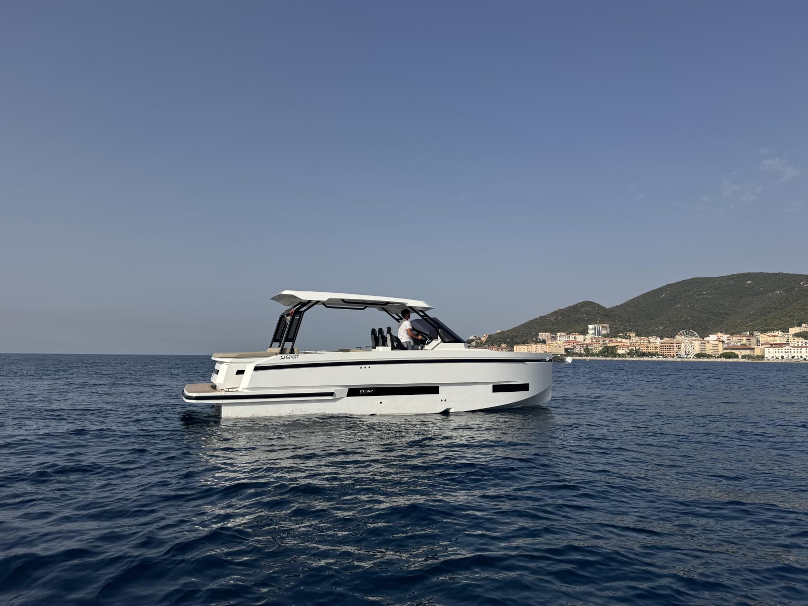 de antonio yachts D32