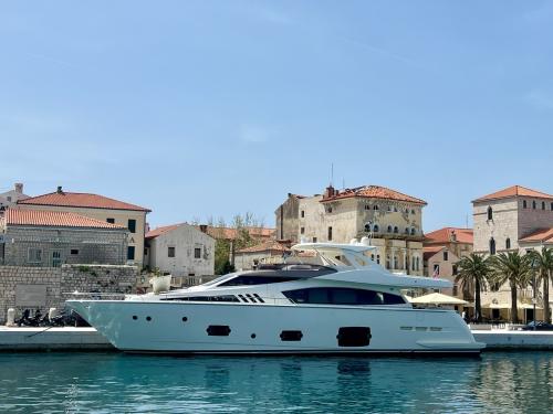 Ferretti yachts 800