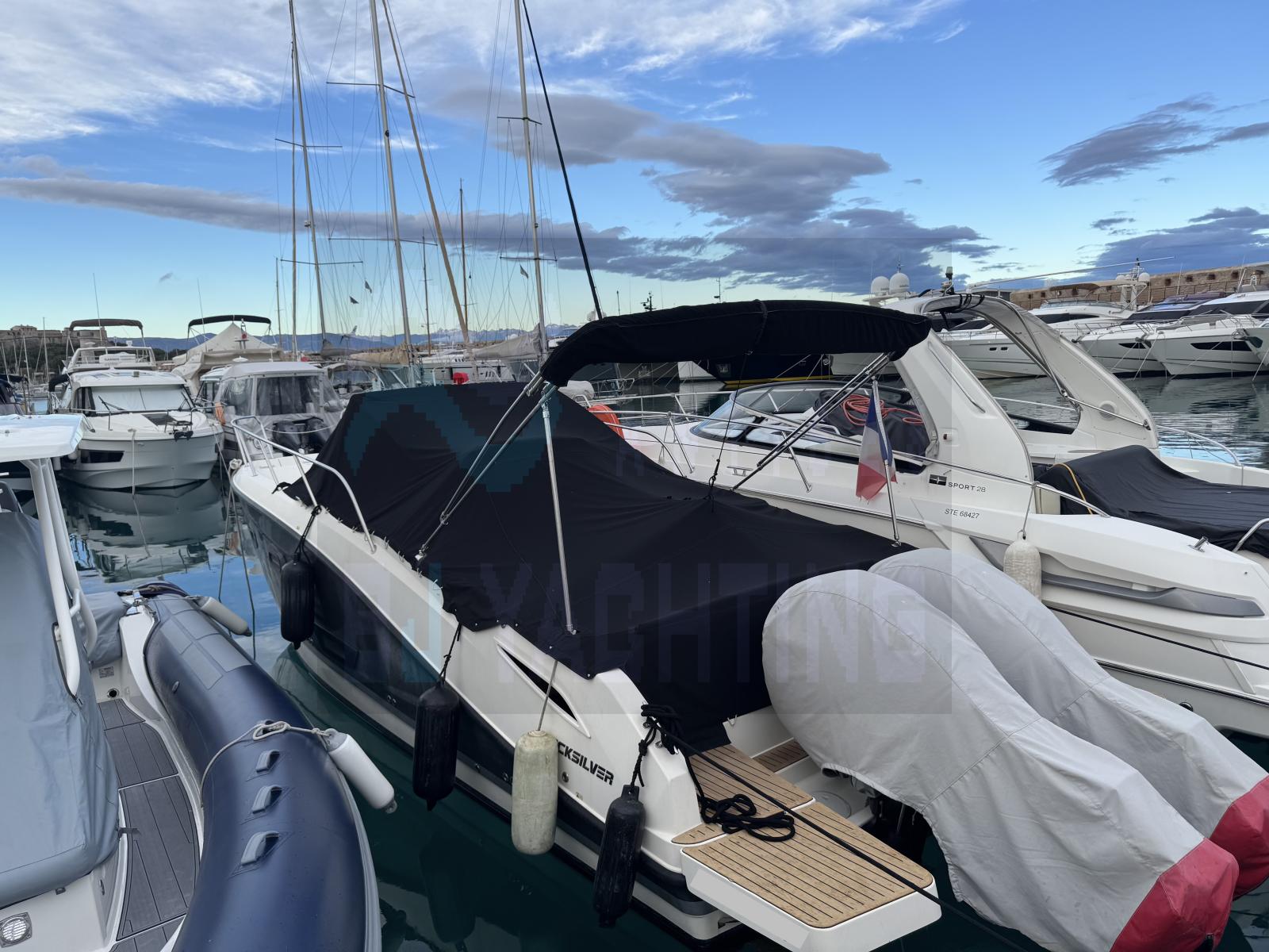 quicksilver Activ 875 sundeck