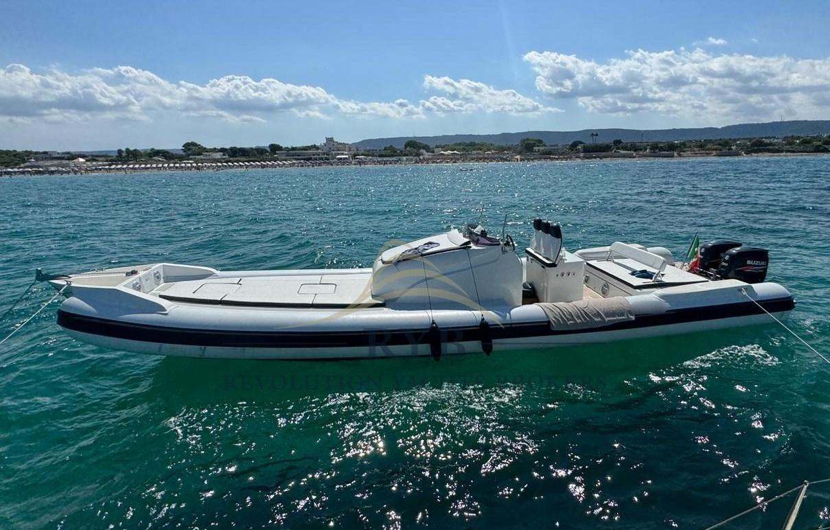 doviboat Shuttle 120 cabin