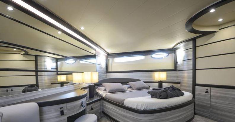 pershing 76