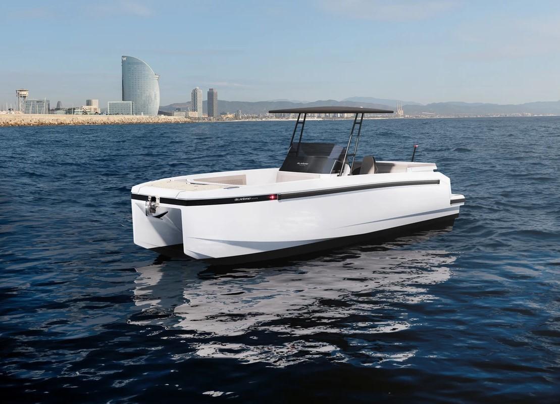 de antonio yachts E23