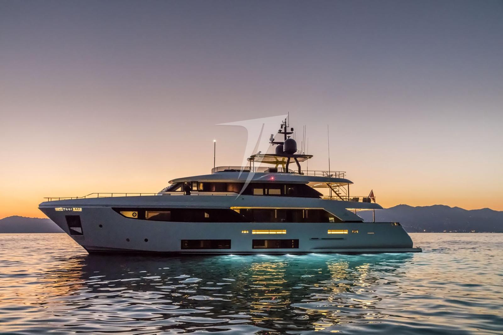 custom line Navetta 33