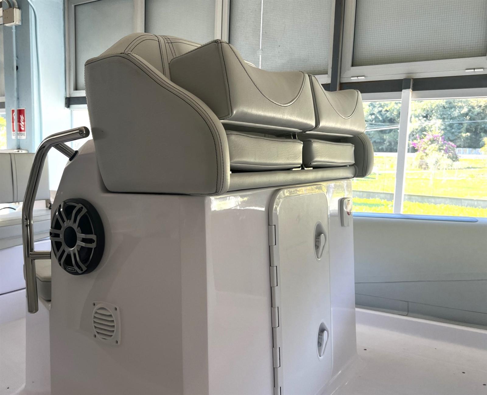 ranieri international Cayman 26 sport touring