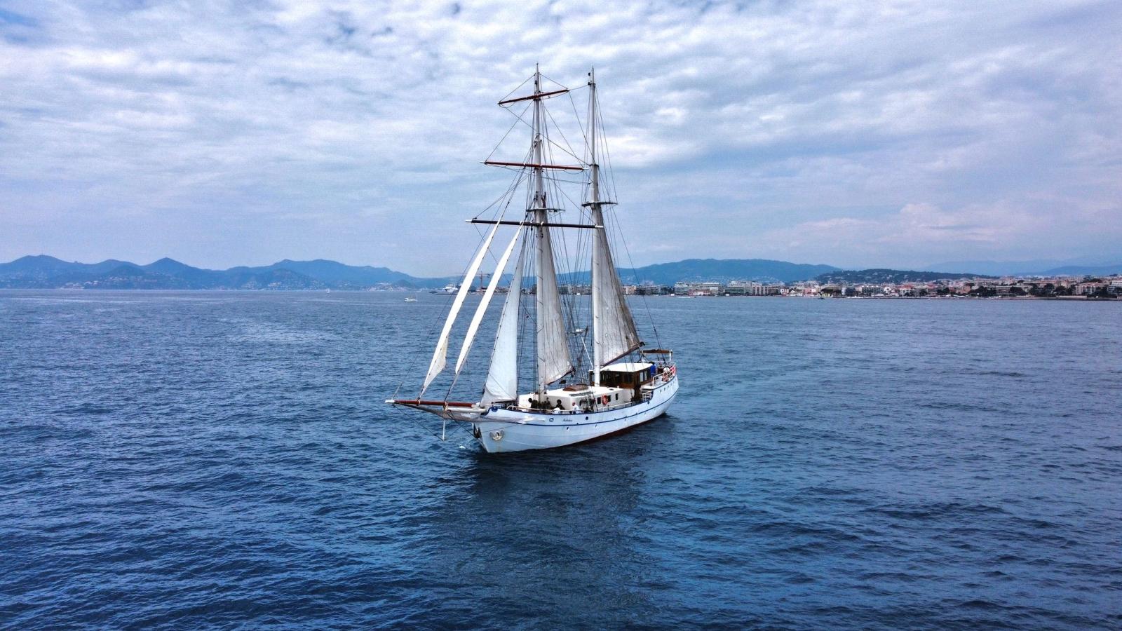 classic yacht Maliclaire