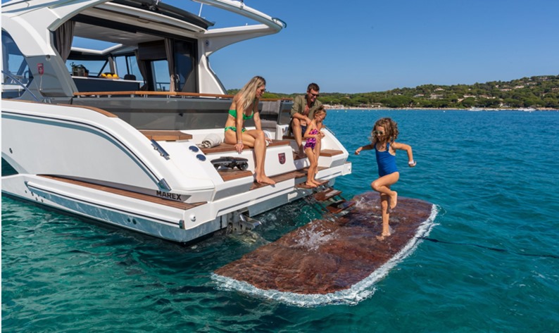 Hydraulic bathing platform