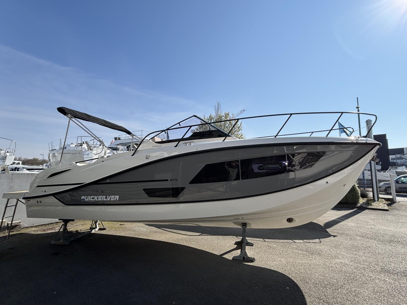quicksilver Activ 875 sundeck