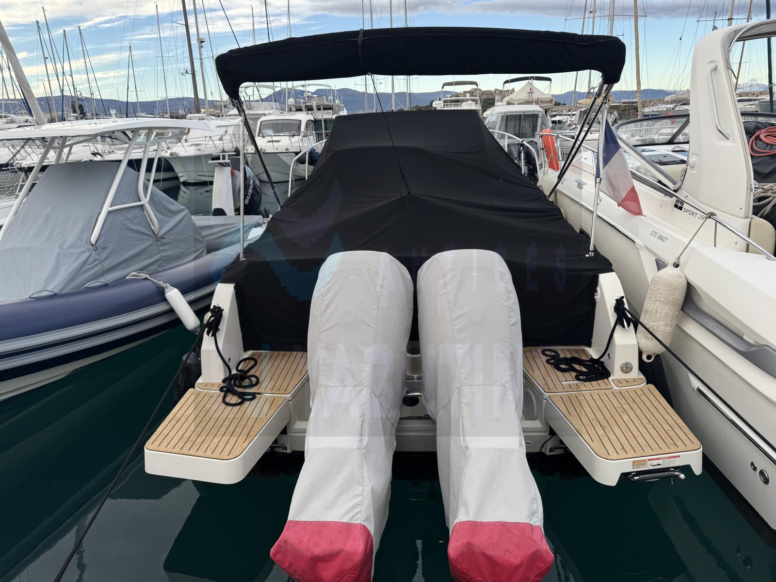 quicksilver Activ 875 sundeck
