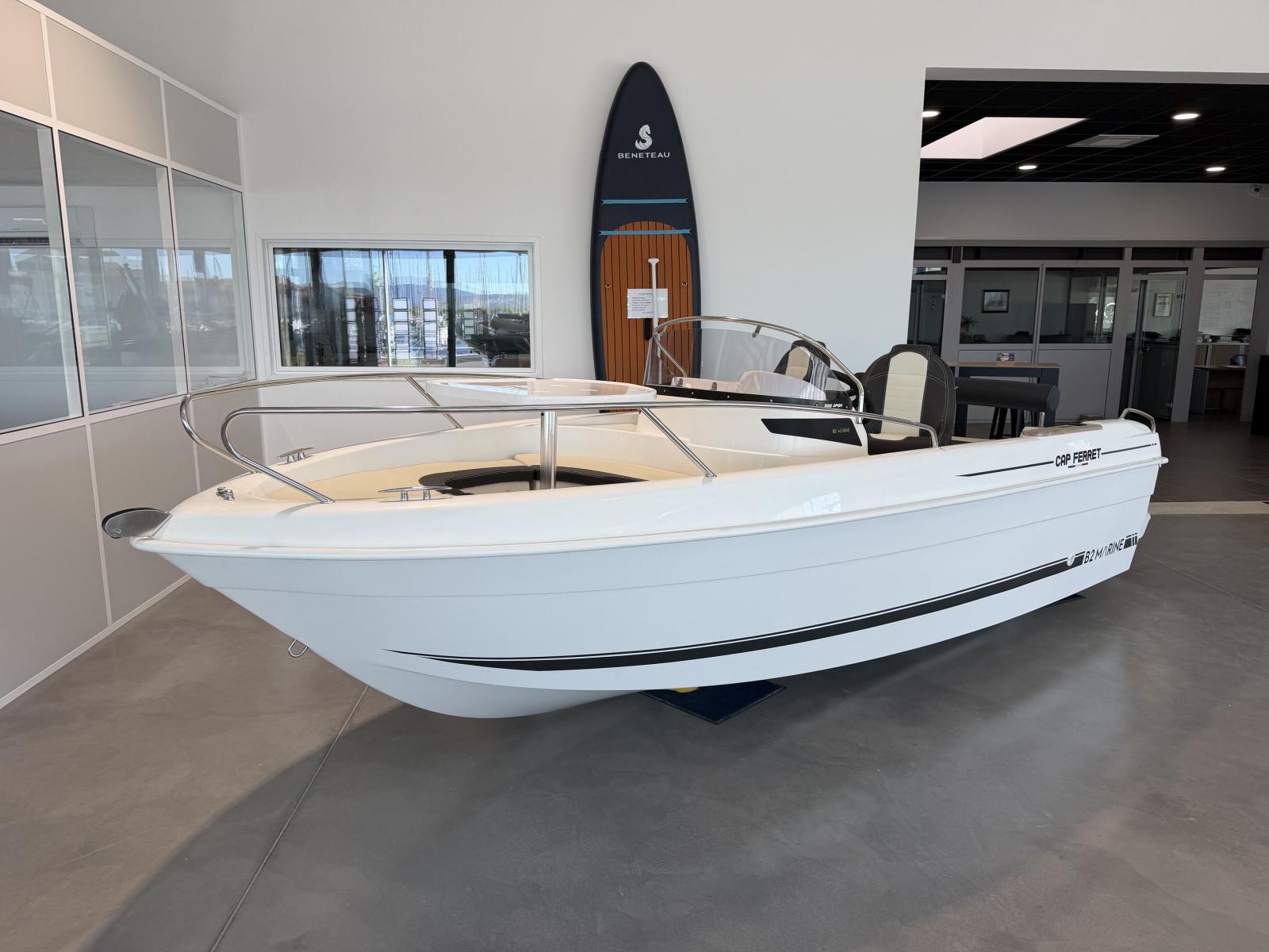 b2 marine Cap ferret 522 open