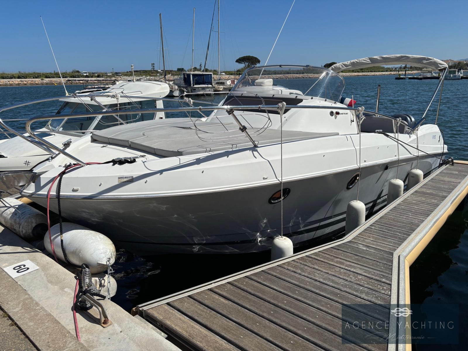 beneteau Flyer 850 sun deck