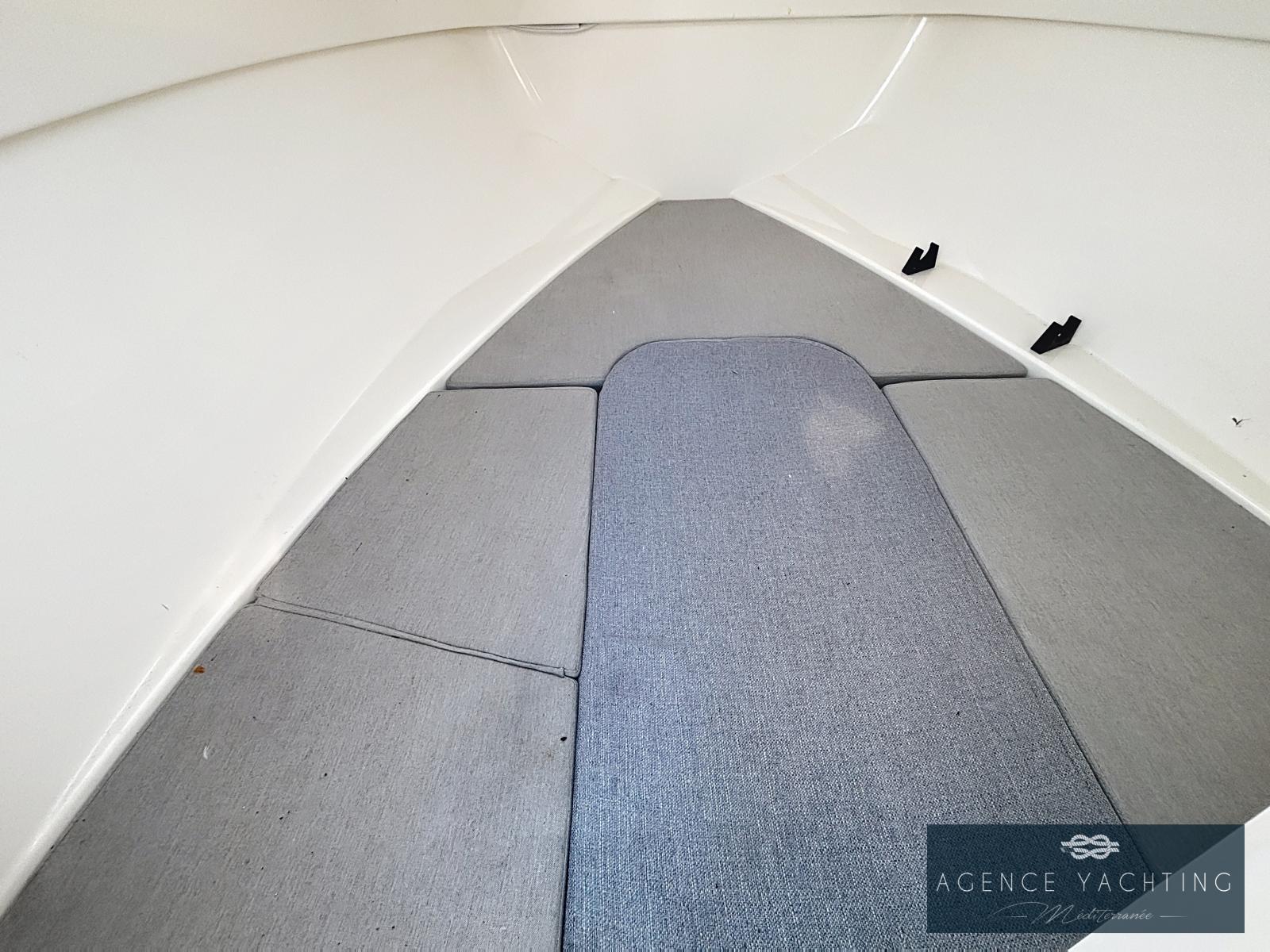 quicksilver Activ 555 cabin