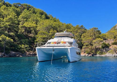 Aquila 54 yacht