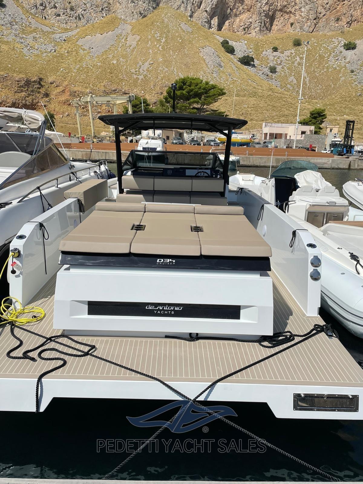 de antonio yachts D34 cruiser