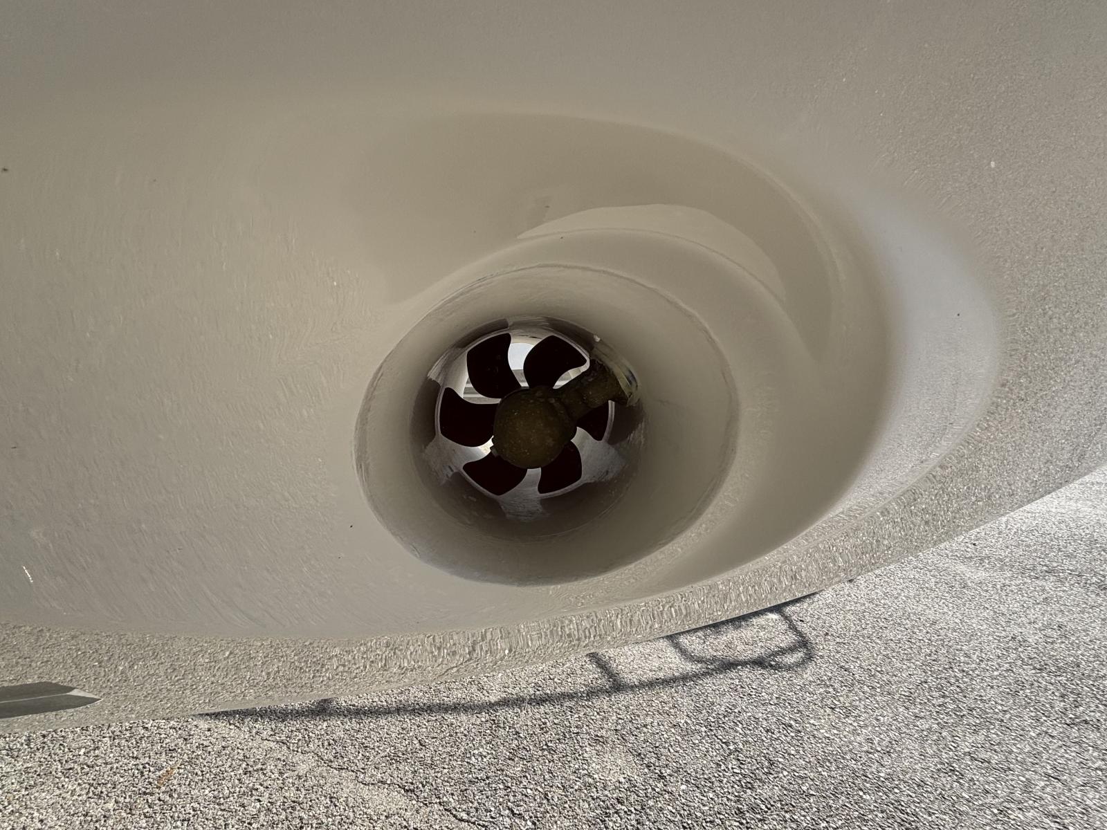 quicksilver Activ 875 sundeck