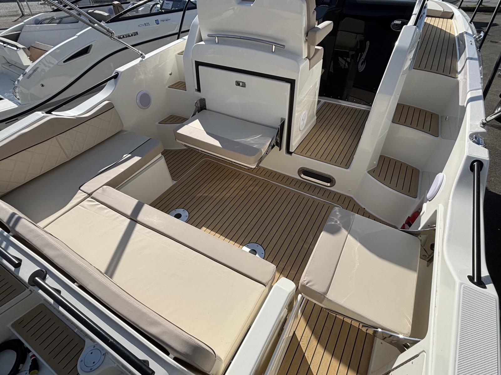 quicksilver Activ 875 sundeck