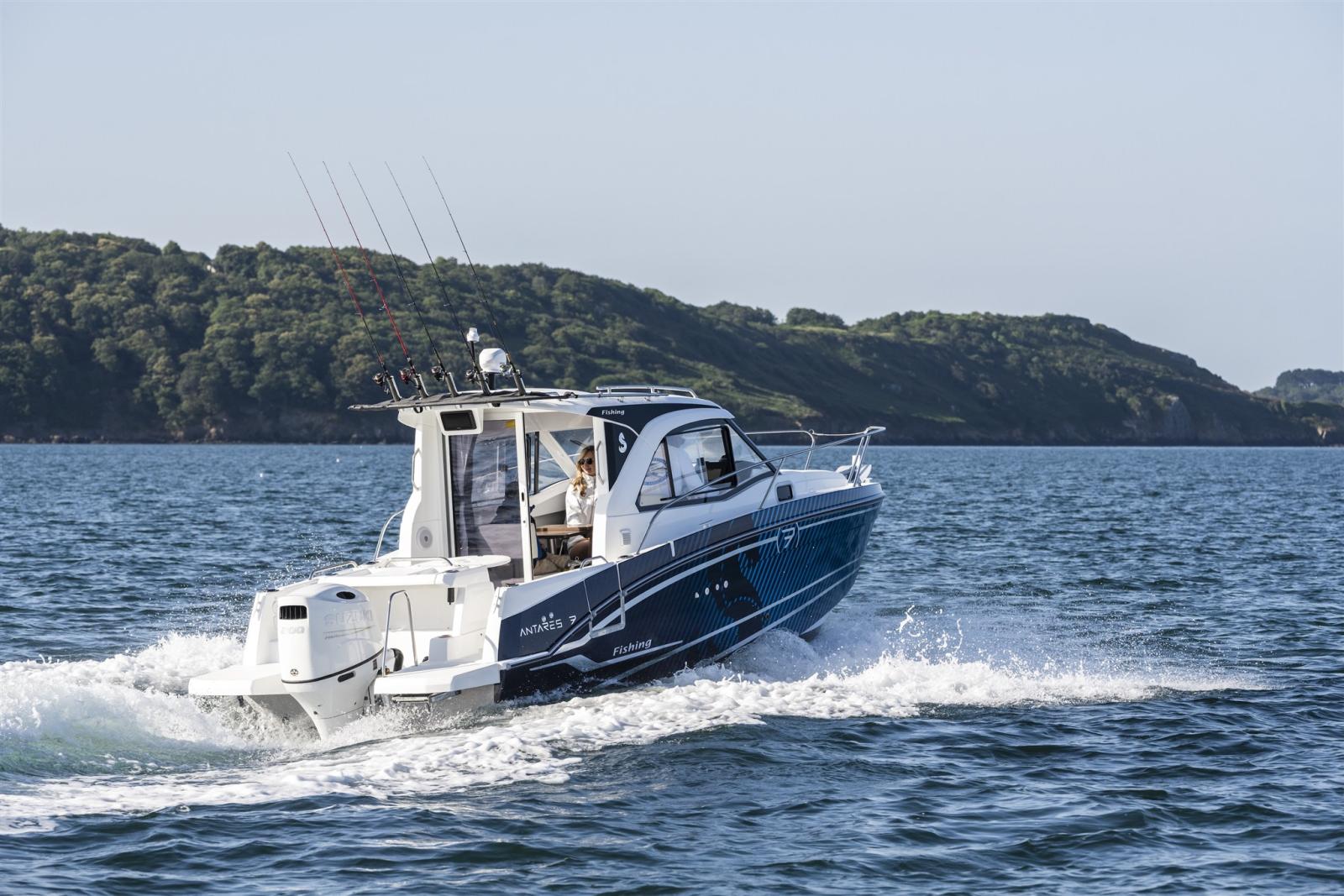 beneteau Antares 7 fishing