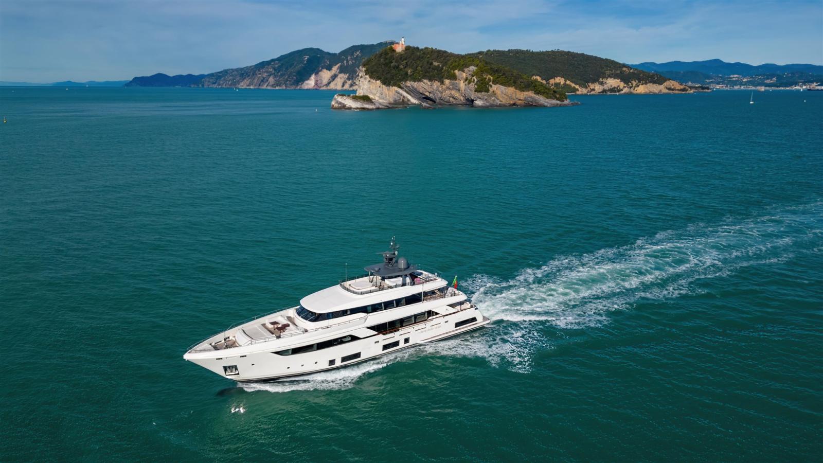 custom line Navetta 37