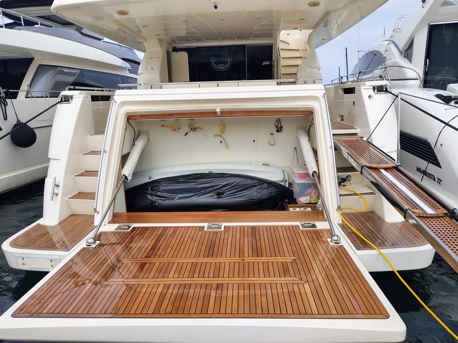 ferretti yachts 830