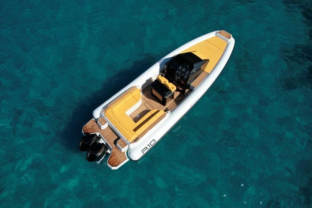 renier R10 cabin tourer