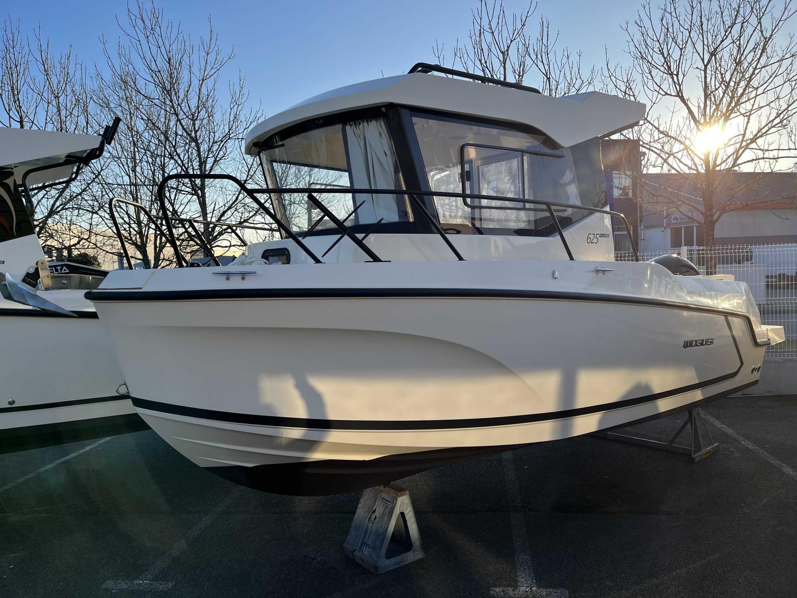 quicksilver 625 pilothouse