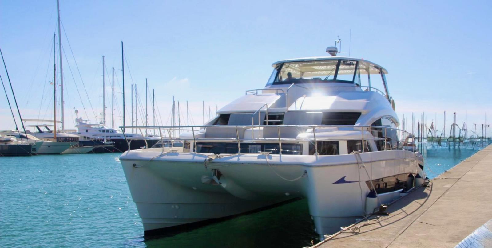 aquila 54 yacht