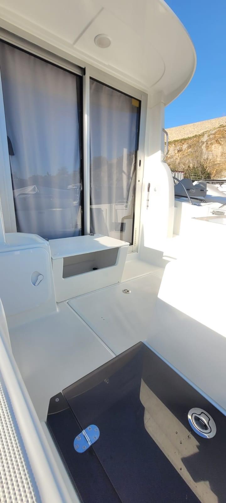 beneteau Antares 7 fishing
